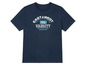 Ein dunkelblaues T-Shirt mit dem Aufdruck 'East & West Varsity'.