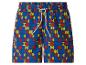 Blaue Badeshorts mit farbenfrohem geometrischem Muster aus roten, gelben und blauen Formen.