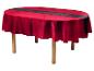 Ovaler Tisch mit roter gemusterter Tischdecke und schwarzem Tischläufer