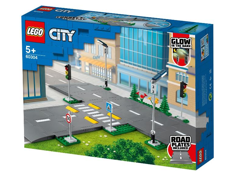LEGO City: Bausatz mit Ampeln, Schildern und Straßenplatten, leuchtende Elemente.