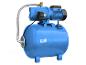 Blaue Hauswasserpumpe mit Druckbehälter, Schlauch und Manometer.