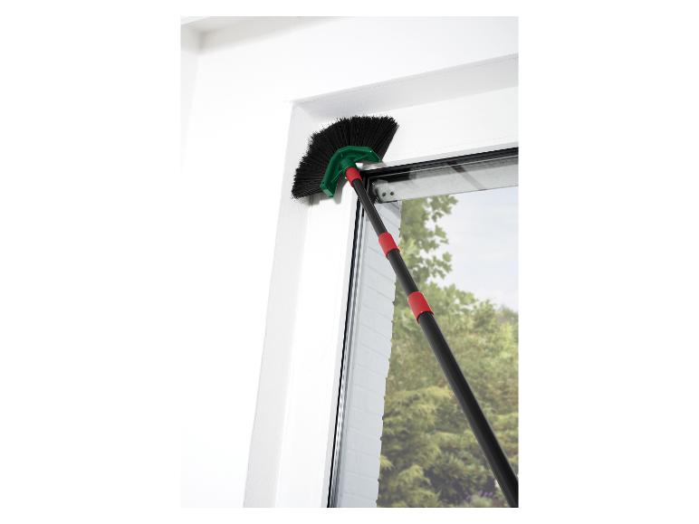 Spinnenbesen mit Teleskopstiel reinigt einen Fensterrahmen.