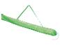 Grüne Tragetasche für Sonnenschirm oder Strandzubehör.