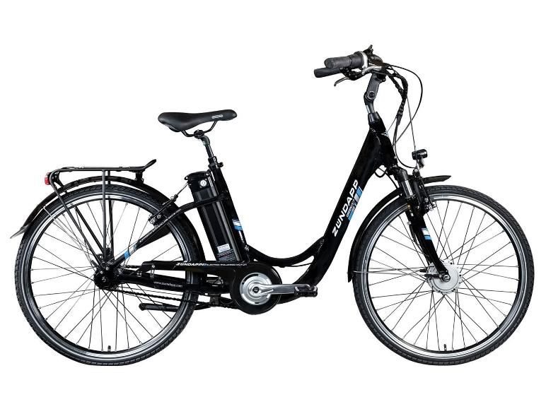 Schwarzes Tiefeinsteiger-E-Bike mit Gepäckträger