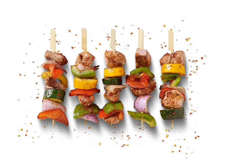 Gegrillte Spieße mit Hühnchen, Paprika, Zwiebel und Zucchini.