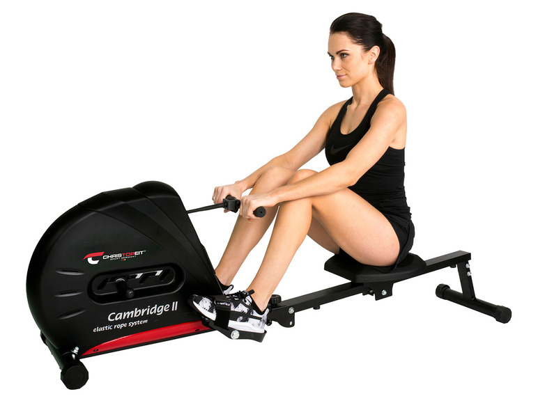 Eine Frau, die eine schwarze ChrisTopheit Cambridge II Rudermaschine verwendet.