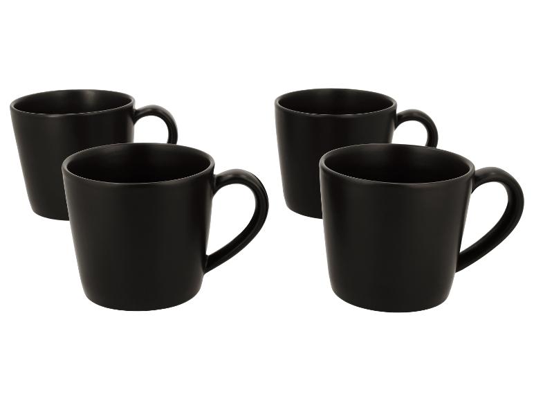 Set aus vier schwarzen Keramikbechern