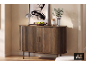 Stilvolle Holzkommode mit Dekoration in einem gemütlichen Wohnzimmer.