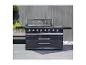 Schwarzer Buschbeck Outdoor-Grill mit sechs Brennern und Seitenablagen auf einer Holzterrasse.