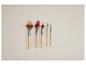 Vier Holz-Make-up-Pinsel mit Puder.