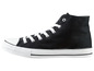 Schwarze Converse-ähnliche Sneaker mit weißen Schnürsenkeln.