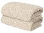 Zwei gefaltete beige Handtücher mit Muster