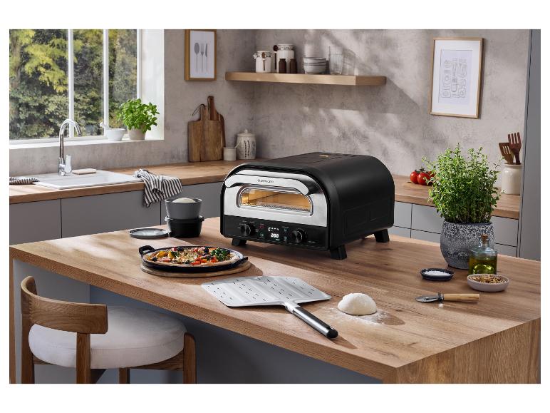 SILVERCREST® Pizzateig-Boxen auf einem Küchentisch mit einem Pizzaofen.