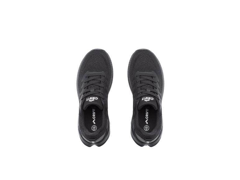 Schwarze Turnschuhe von oben auf weißem Hintergrund
