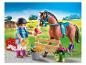 Playmobil Reiterfigur füttert Pferd, mit Pferdepflegezubehör.