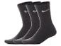 Drei Paar schwarze Socken mit weißem Logo, nebeneinander angeordnet.
