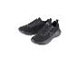 Schwarze Sportschuhe mit weißem Logo auf der Zunge