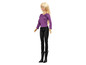 Eine Barbie-Puppe mit einem lila Shirt und schwarzen Stiefeln.