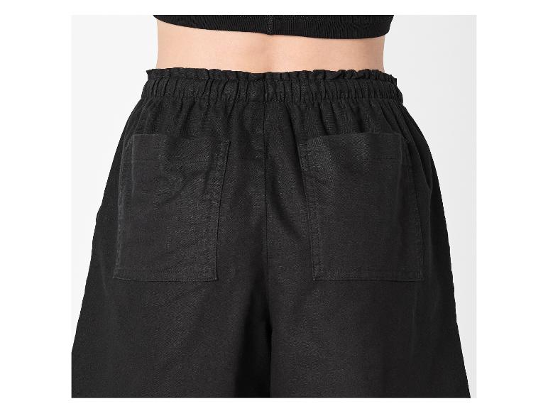 Schwarze, weite Hose mit elastischem Bund und aufgesetzten Gesäßtaschen.