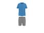 Blaues T-Shirt und graue Shorts.