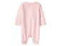 Hellrosa Plüsch-Baby-Strampler mit langen Ärmeln und geschlossenen Füßen.