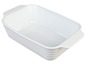 Weiße rechteckige Auflaufform mit Griffen.