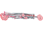 Zusammengeklappter rosa Spielzeugbuggy mit geblümtem Stoff.
