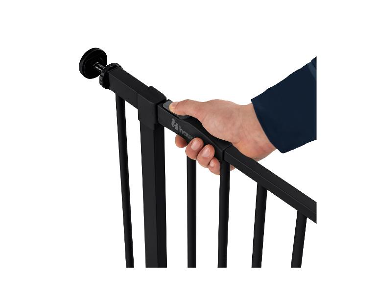 Hauck Schutzgitter mit Hand, die den Entriegelungsknopf drückt