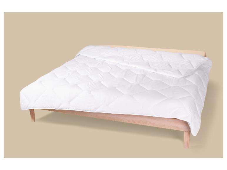 LIVARNO® gesteppte weiße Bettdecke für ein Doppelbett.