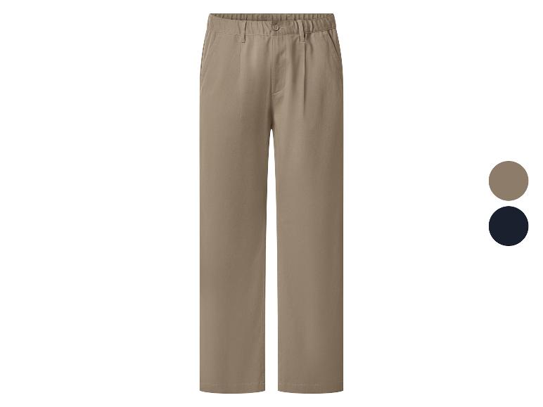 Herrenhose in Beige mit elastischem Bund und Seitentaschen, mit Farbmustern in Beige und Marineblau.