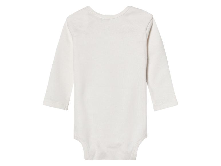 Weißer Baby-Body mit langen Ärmeln.