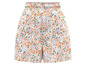 Weiße Shorts mit Blumenmuster.