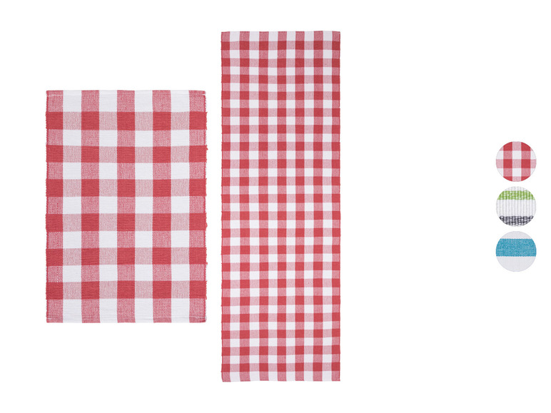 Zwei rote karierter Tischläufer für einen Landhausstil.