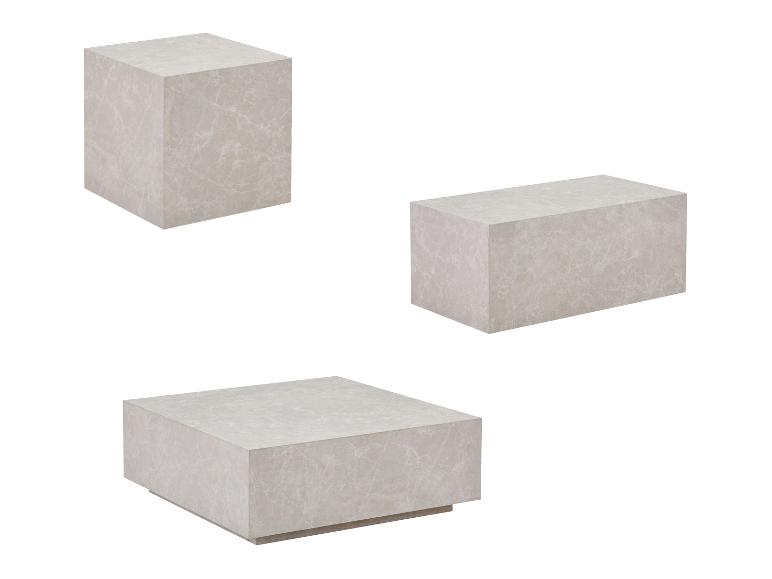Drei würfelförmige Möbelstücke in Marmoroptik: zwei Würfel und ein rechteckiger Tisch