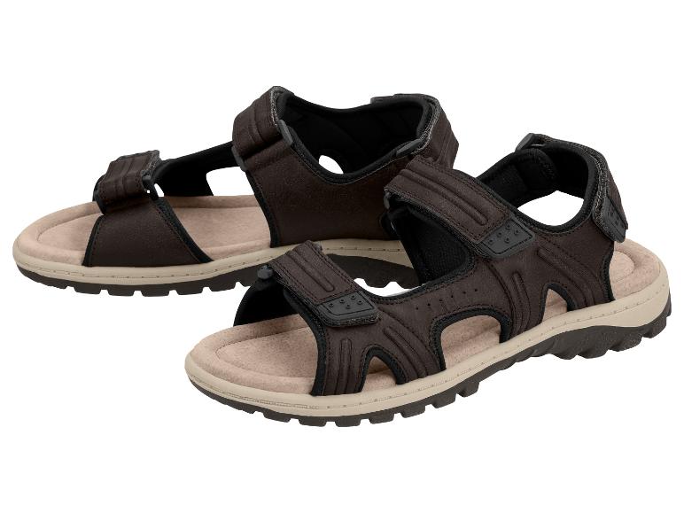Ein Paar braune Herren-Sportsandalen mit heller Sohle.