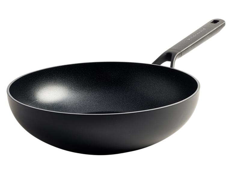 Schwarze KitchenAid Wokpfanne mit Antihaftbeschichtung und langem Griff.