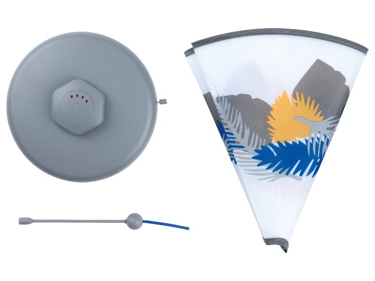 Ein automatischer Katzenspielzeug mit einer runden Basisstation, einem Stock und einer austauschbaren Spielfeder mit tropischem Muster.