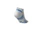 Weißer Sportsocken mit blauen Streifen und Muster.