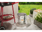 15L Ascheeimer voller Asche neben einem Grill und Gartengeräten.