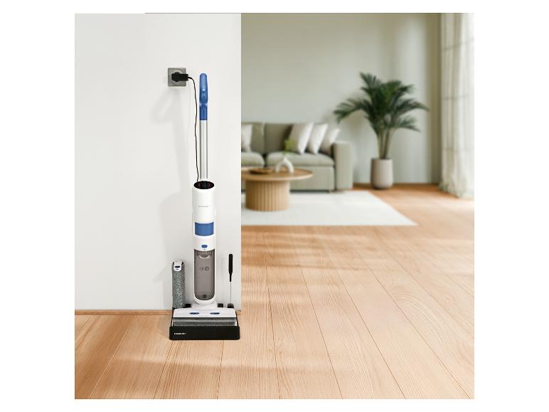 Kabelloser 2-in-1 Staubsauger und Bodenwischer lädt im Wohnzimmer.