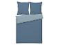 Blaue Bettwäsche mit zwei Kissen und einer Decke in zwei Blautönen.