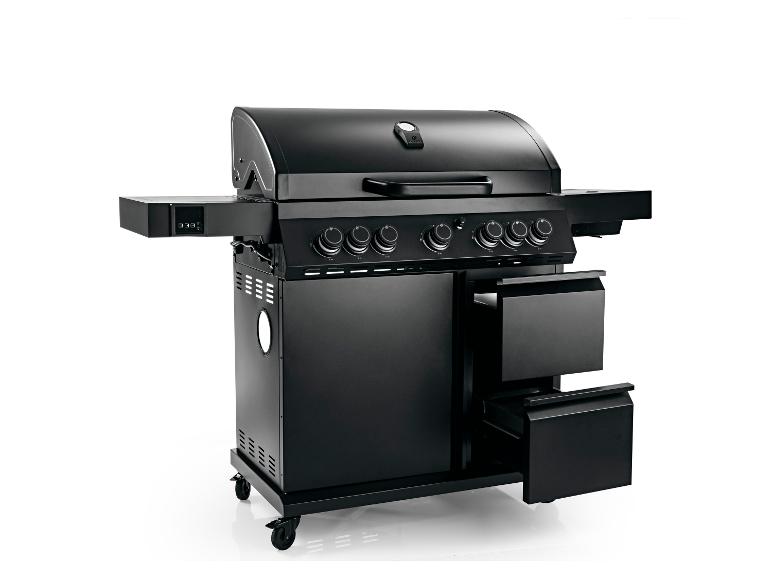 Schwarzer Gasgrill mit Seitenablagen und Stauraum auf Rollen.