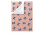 Bettbezug und Kissenbezug mit blauem Charakterdruck auf rosa Hintergrund mit Punkten.