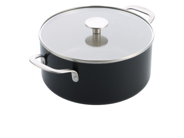 Ein schwarzer Topf mit Glasdeckel und Metallgriffen, auf weißem Hintergrund.