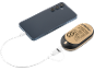 Smartphone lädt von einer tragbaren Powerbank, mit sichtbaren Spezifikationen.