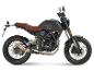 PRIKE PXS 125 Scrambler, ein schwarzes Motorrad mit braunem Sitz und roten Akzenten.