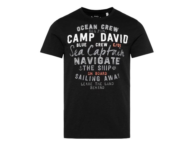 Schwarzes T-Shirt mit weißem und orangefarbenem „OCEAN CREW CAMP DAVID Sea Captain“-Aufdruck.