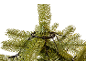 Grüner künstlicher Weihnachtsbaum mit Lichtern, auf schwarzem Hintergrund.