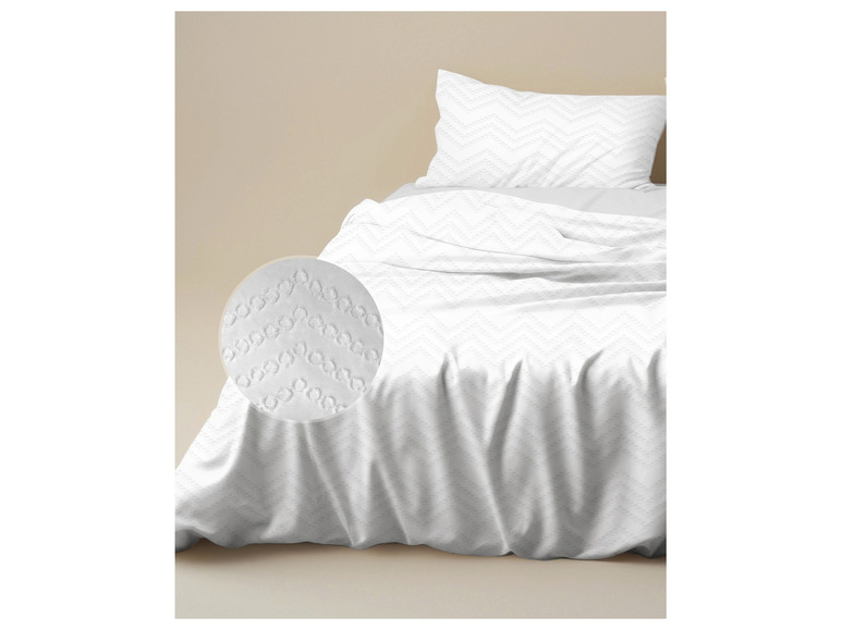 Weiße Bettwäsche mit Zickzackmuster.