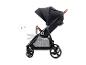 Schwarzer Kinderwagen mit verstellbarem Verdeck und braunem Griff, auf weißem Hintergrund.